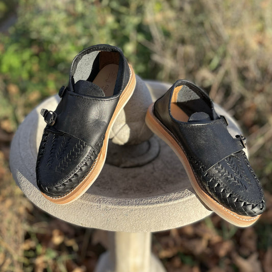 Oxford huarache with buckle, color black